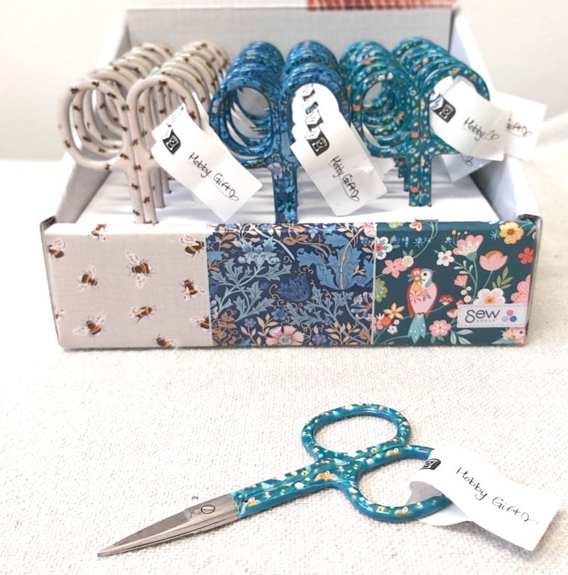 Hemline Brodeeraussakset kolme eri kuvio- ja värivaihtoehtoa