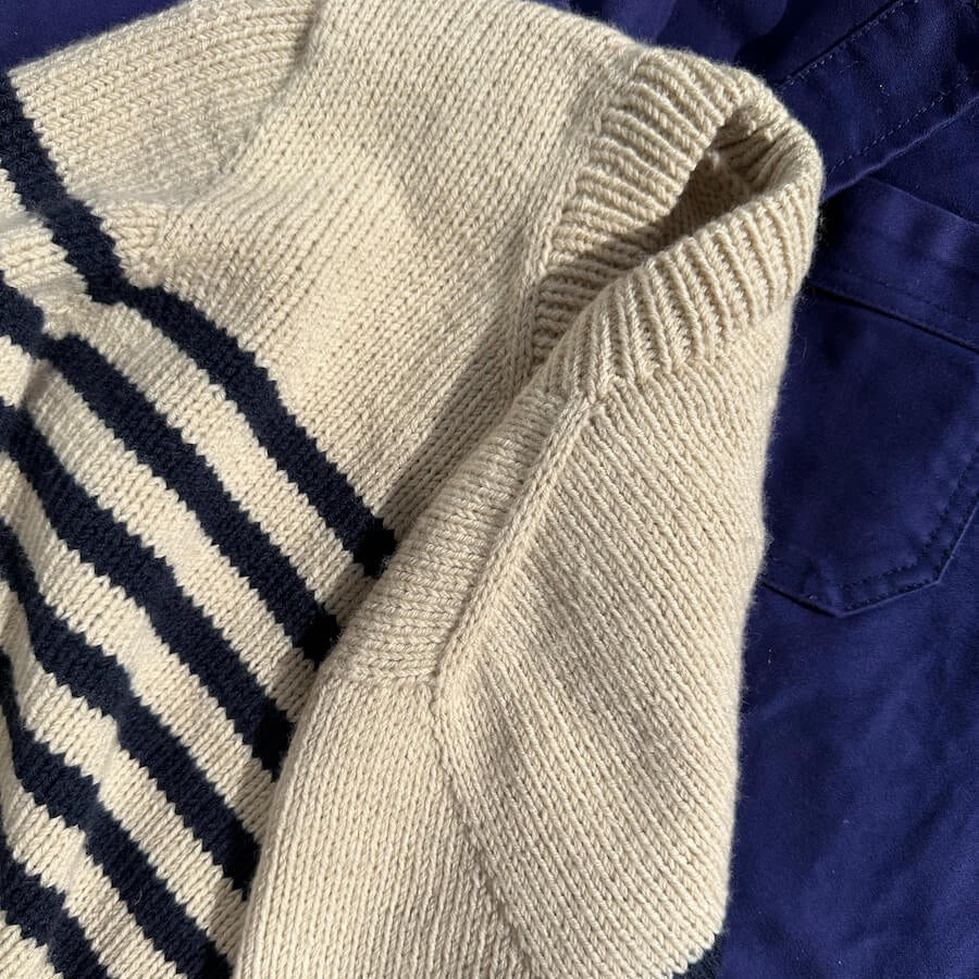 PetiteKnit neuleohje Lyon Sweater kokeneelle neulojalle raitaneule