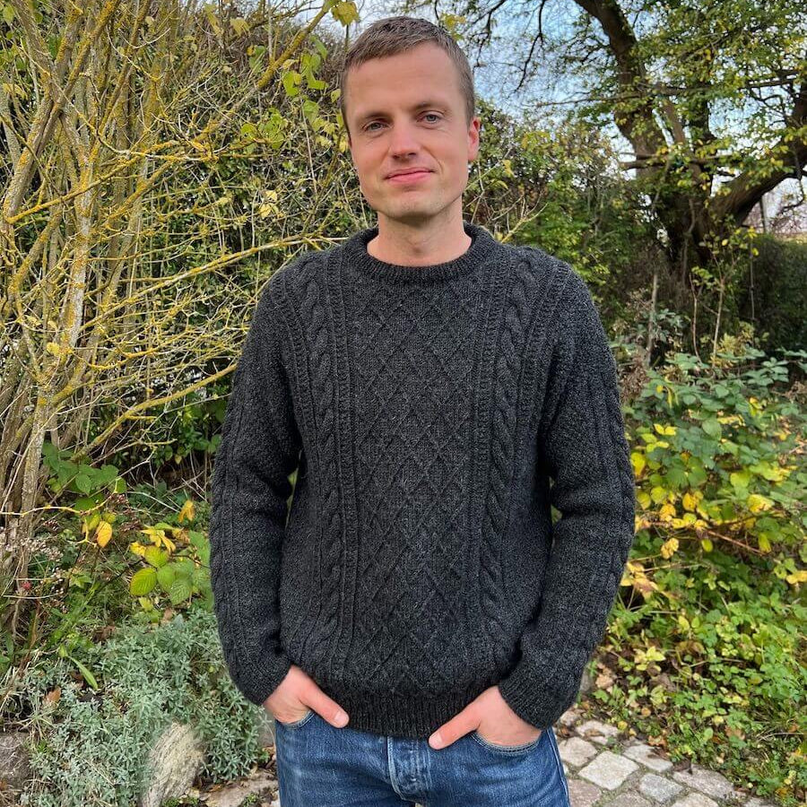 PetiteKnit Moby Sweater Man tyylikäs miesten villapaita palmikkopaita