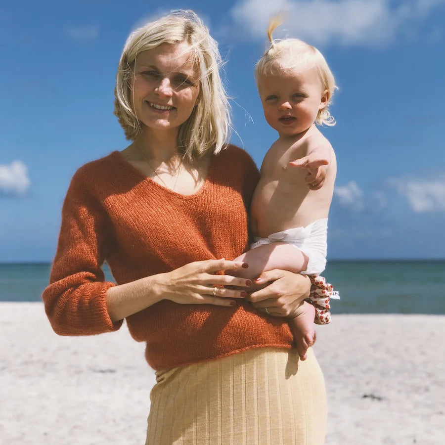 Suosittu helppo PetiteKnit Cumulus blouse v-aukkoinen neulepaita ohje silkkimohairlangalle