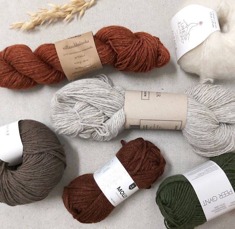 Kuvassa useita erilaisia lankakeriä ja vyyhtejä kuten sukkalankaa