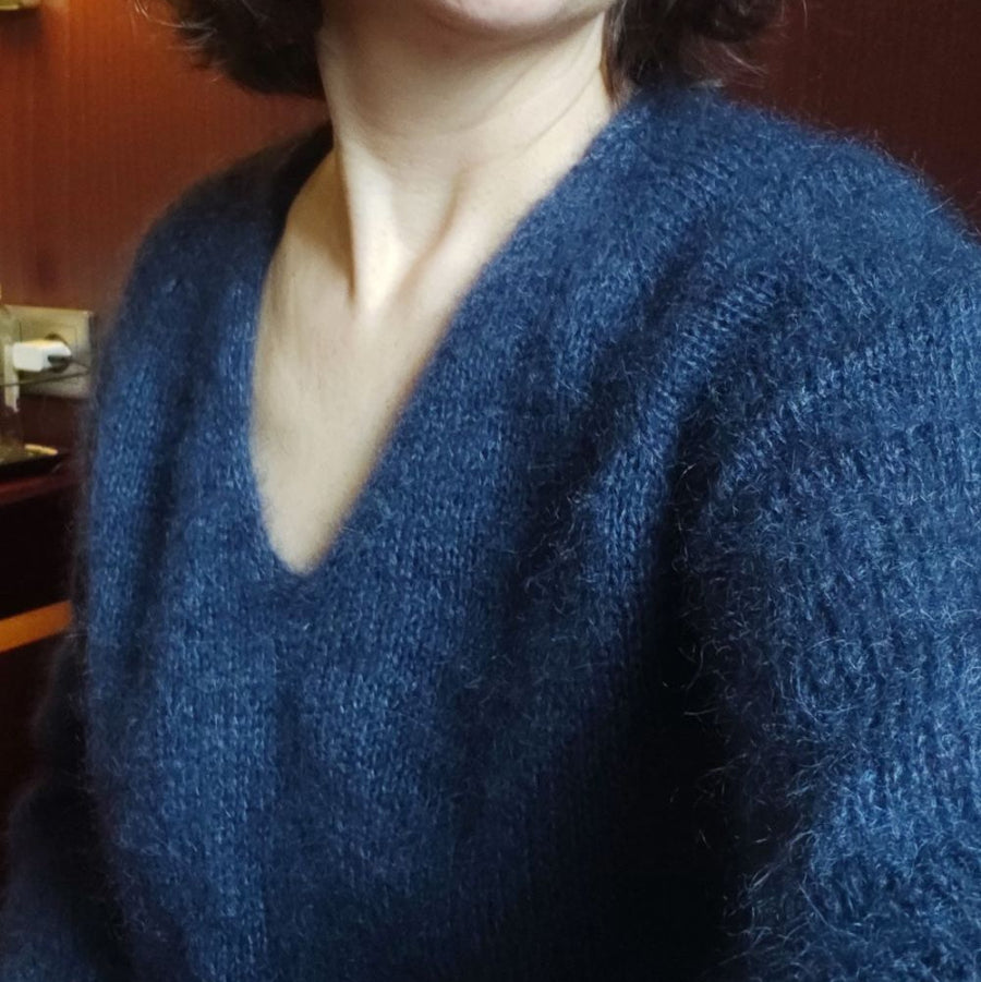 Suosittu helppo PetiteKnit Cumulus blouse v-aukkoinen neulepaita ohje silkkimohairlangalle