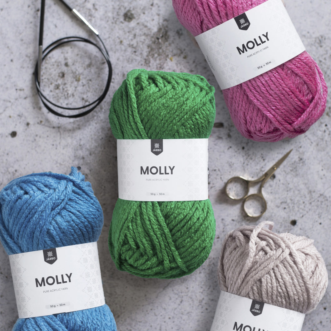 Kuvassa on neljä kerää lankaa, pyöröpuikot ja sakset. Lankakerien värit ovat pinkki, vihreä, sininen ja vaalea beige.