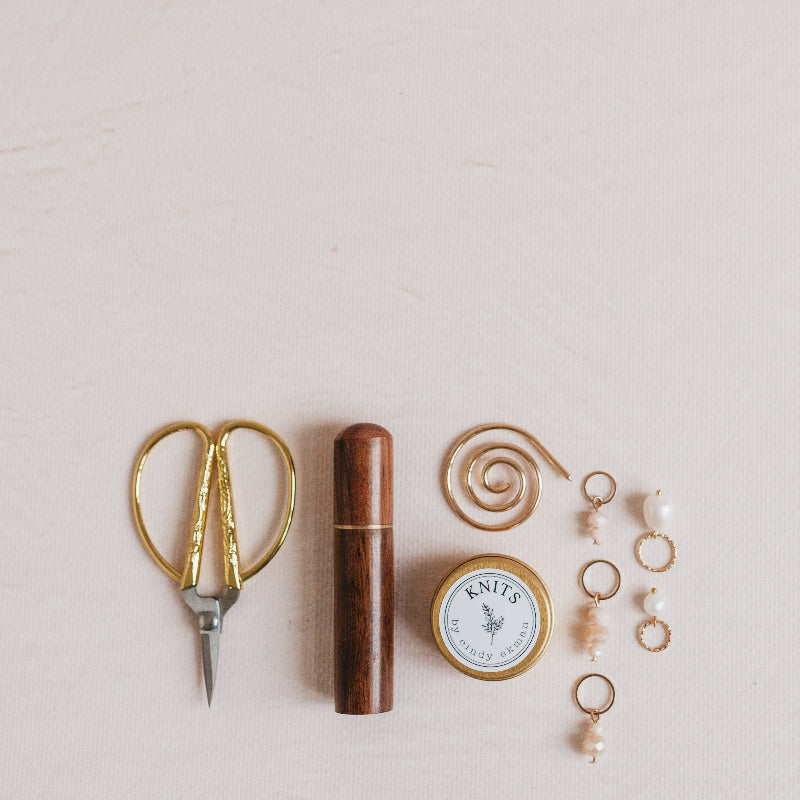 Knits by Cindy Ekman puinen neulakotelo +neula neuletarvikkeet ompelutarvikkeet