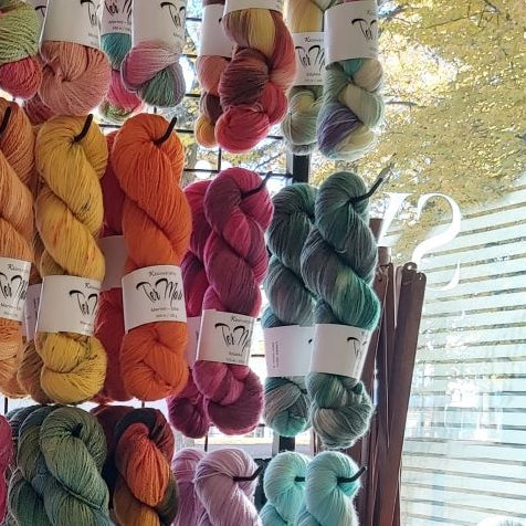 Marillta käsinvärjätyt TerMari Merino-bambu lanka Solakka neulojalle