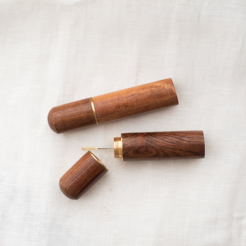 Knits by Cindy Ekman puinen neulakotelo +neula neuletarvikkeet ompelutarvikkeet