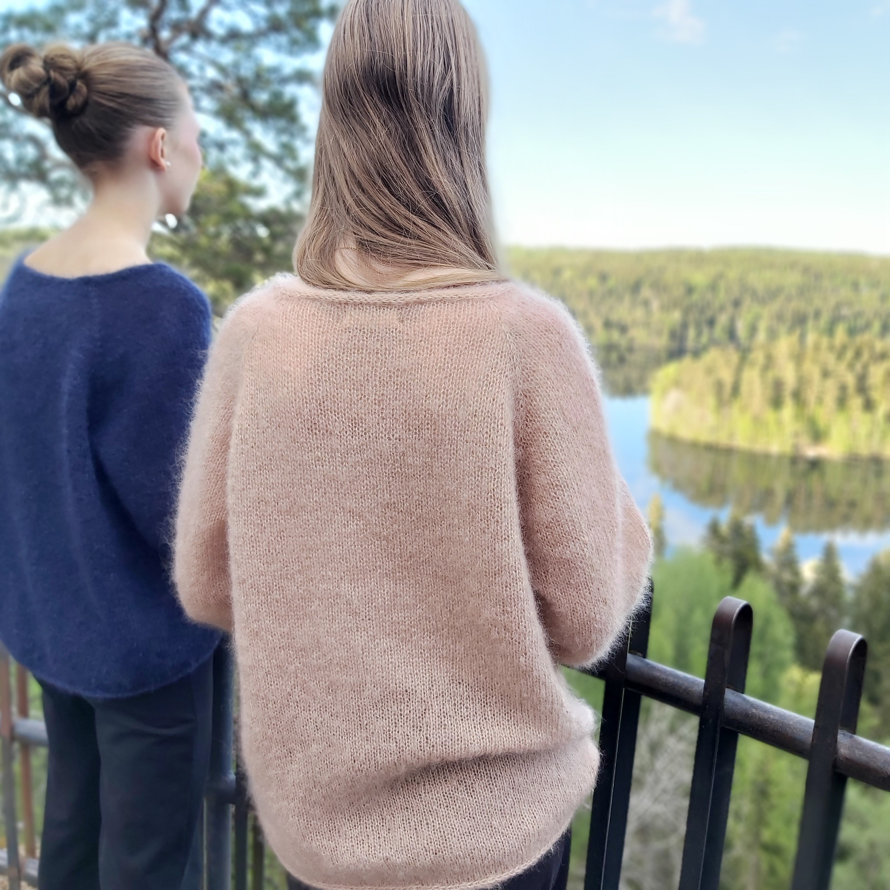 Uusi lankakauppa Hämeenlinnassa Aulangon näköalapaikalla tytöt katsovat alhaalla olevaa Aulangonjärveä, jossa näkyy Lusikkaniemi.