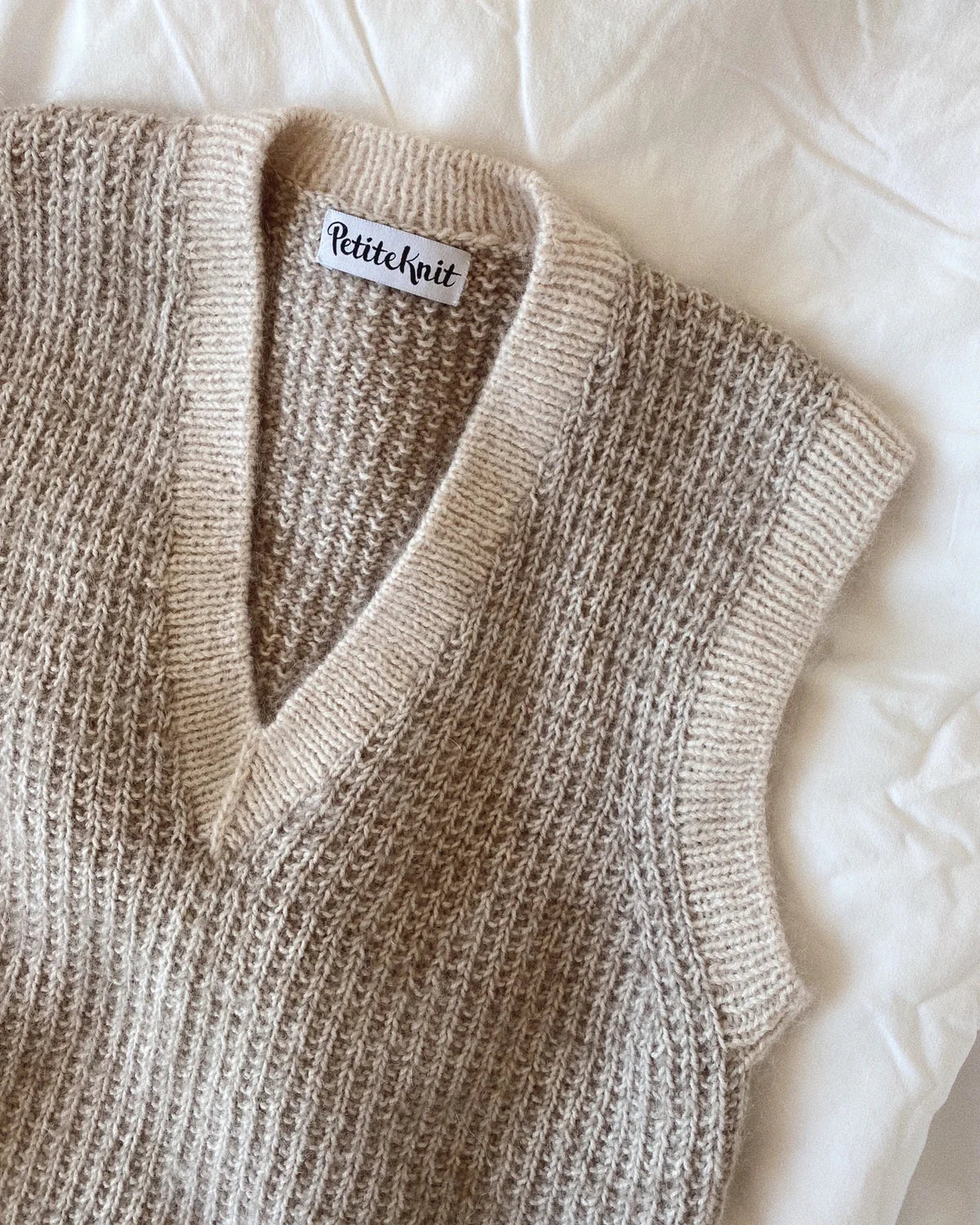 PetiteKnit Friday Slipover V-neck – neuleohje englanniksi