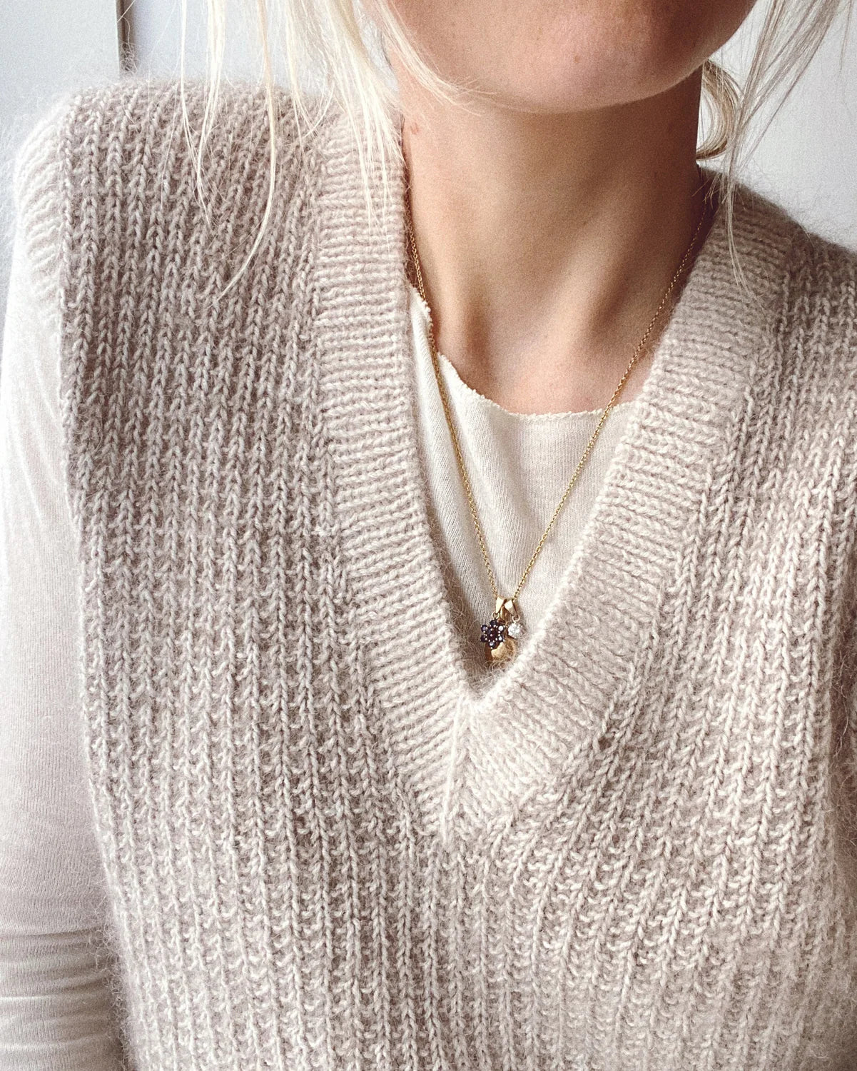 PetiteKnit Friday Slipover V-neck – neuleohje englanniksi